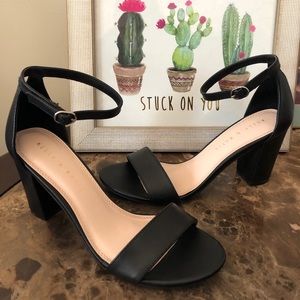 🦋 Brand New Black Chunk Heels 🦋